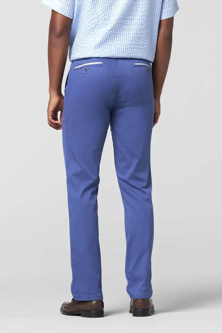 Pantalon Chino Roma bleu, vue arrière, coupe moderne, tissu léger et extensible, style estival.