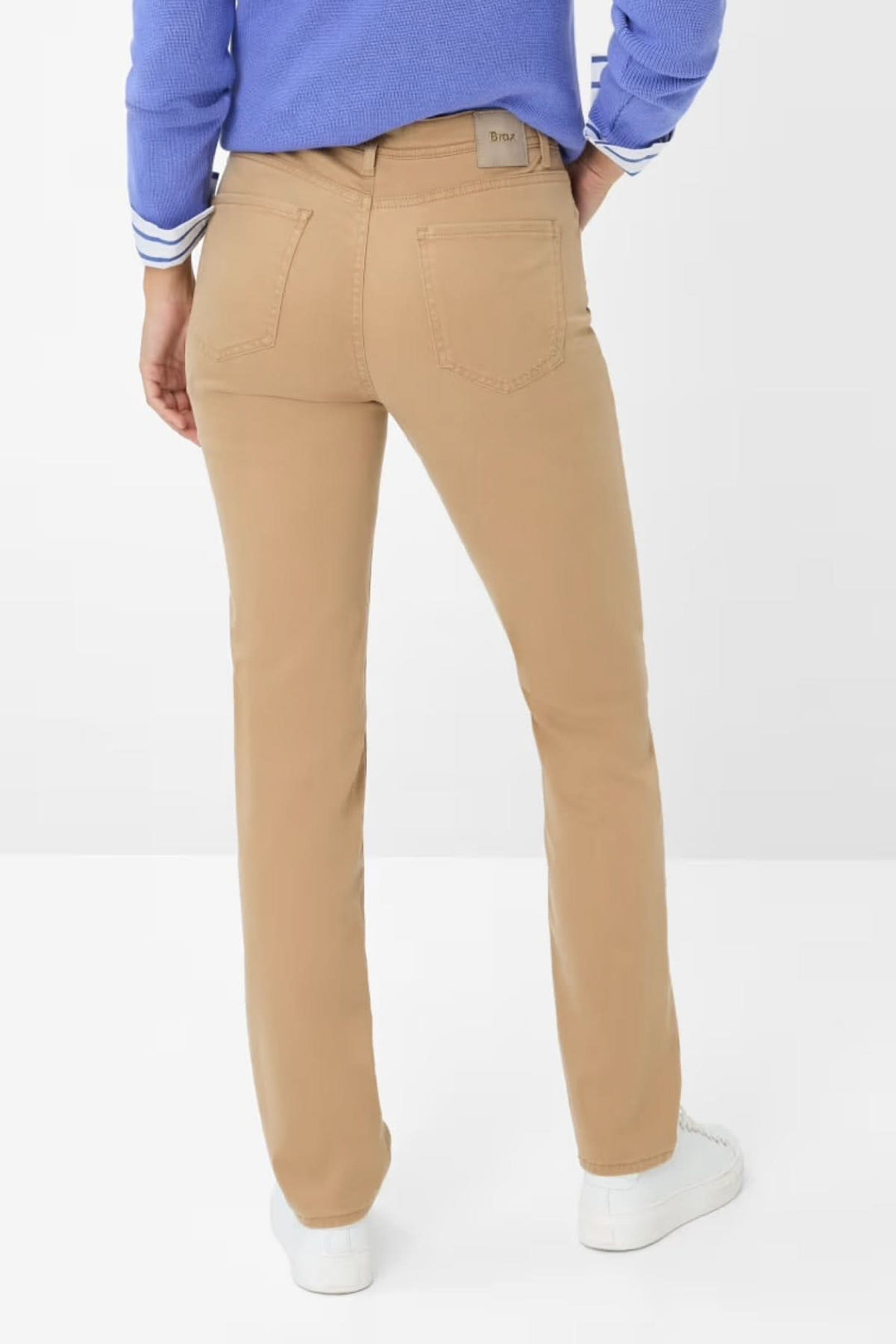 Chino de style Mary, pantalon camel ajusté avec poches, élégant et décontracté, idéal pour un look casual chic.