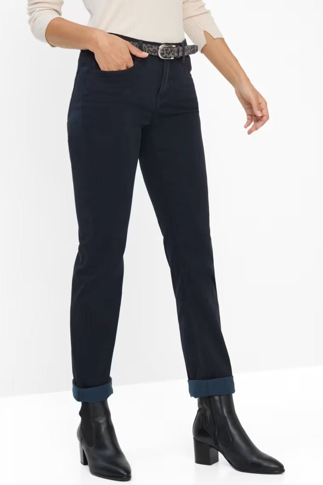 Chino de style Mary en camel avec coupe ajustée, taille mi-haute, poches avant, idéal pour un look casual chic. Décris moi le produit en français.