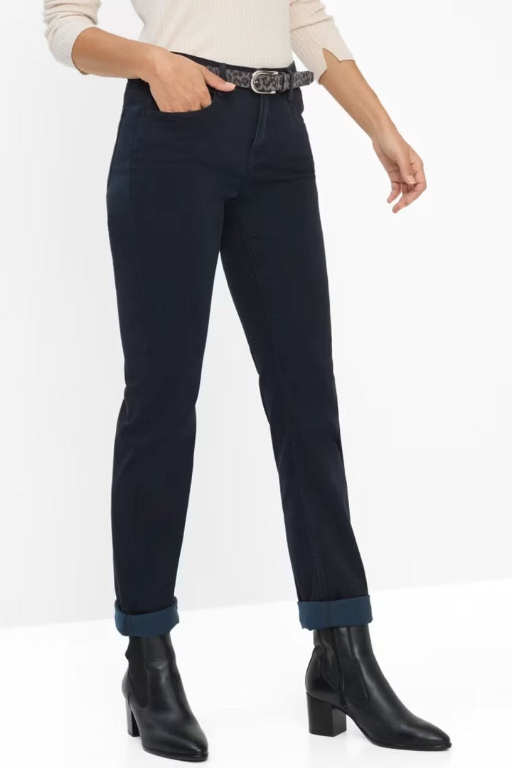 Chino de style Mary en camel avec coupe ajustée, taille mi-haute, poches avant, idéal pour un look casual chic. Décris moi le produit en français.