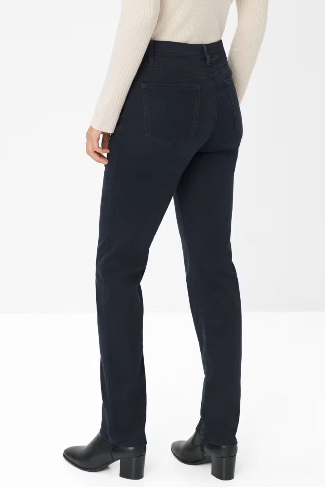 Pantalon chino de style Mary élégant ajusté camel, idéal pour un style casual chic. Parfait avec chemise rayée et pull léger.