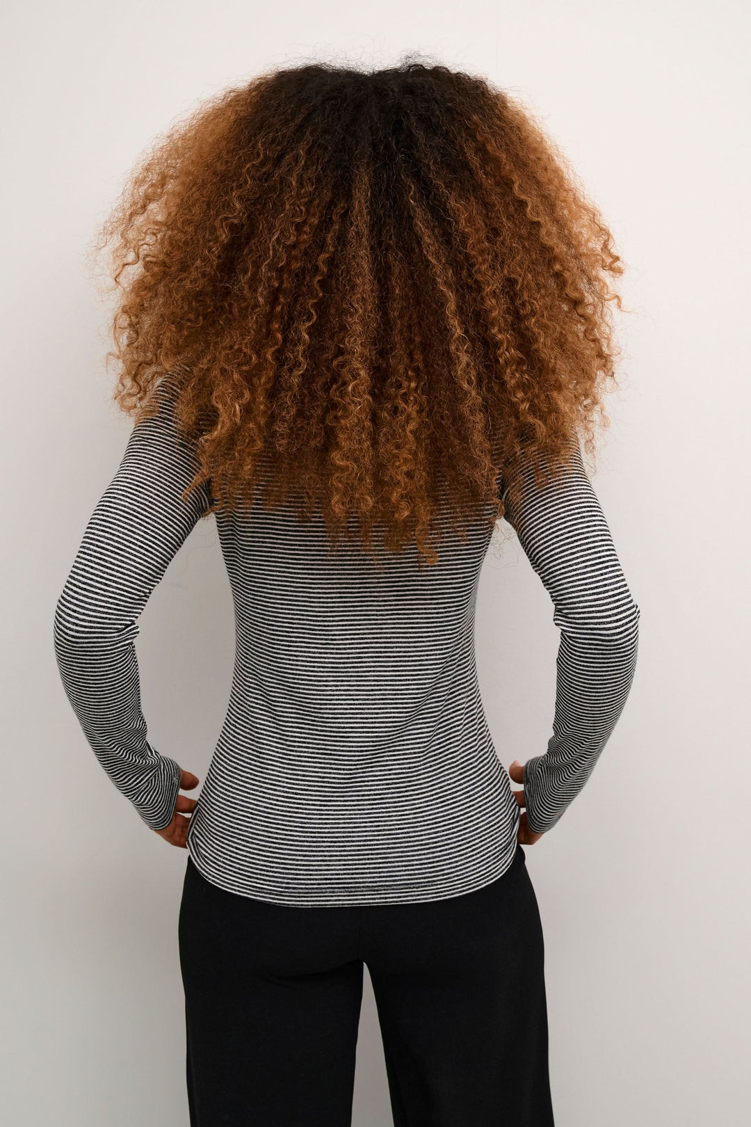 Col roulé rayé à manches longues, vu de dos, pour un look chic et moderne.