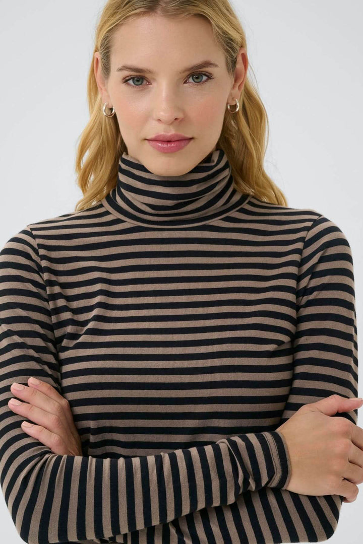 Modèle portant le sous-pull à rayures col roulé Efinas avec manches longues et coupe ajustée, style classique et sobre.