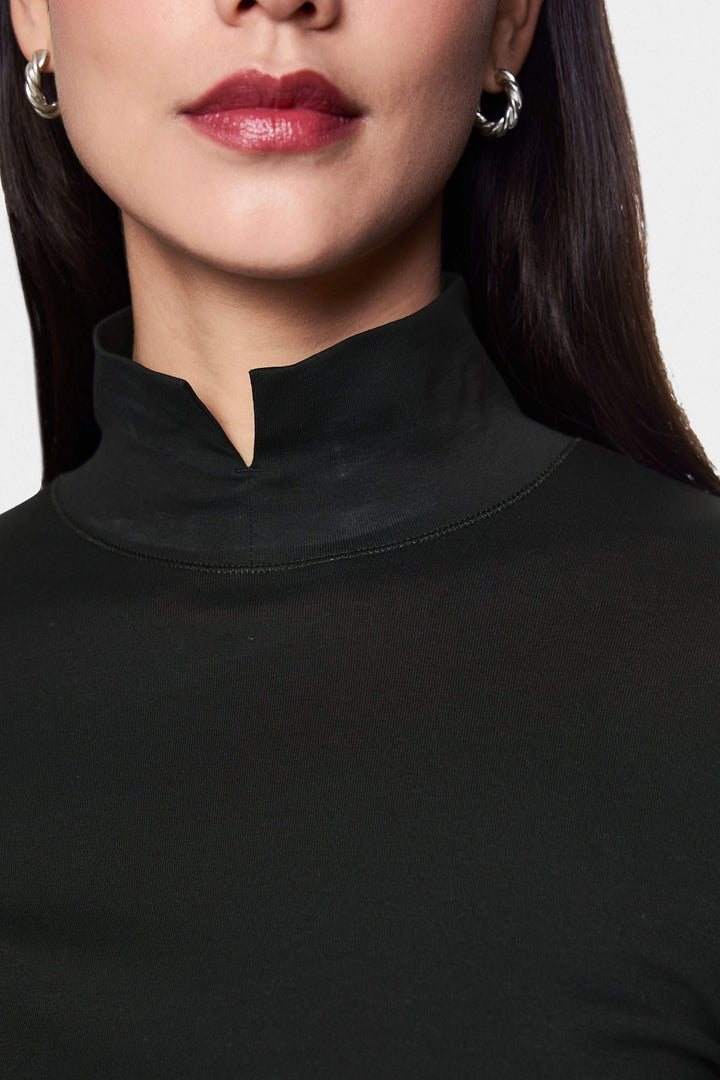 Col roulé ajusté avec col fendu, détail élégant et tissu noir, parfait pour un look chic.