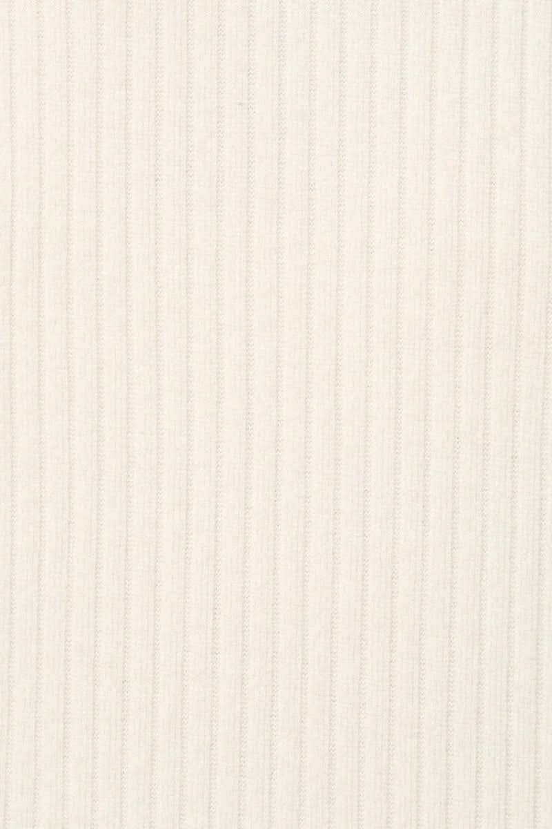 Tissu en jersey côtelé blanc, décoré de fines rayures verticales pour un effet élégant et texturé.