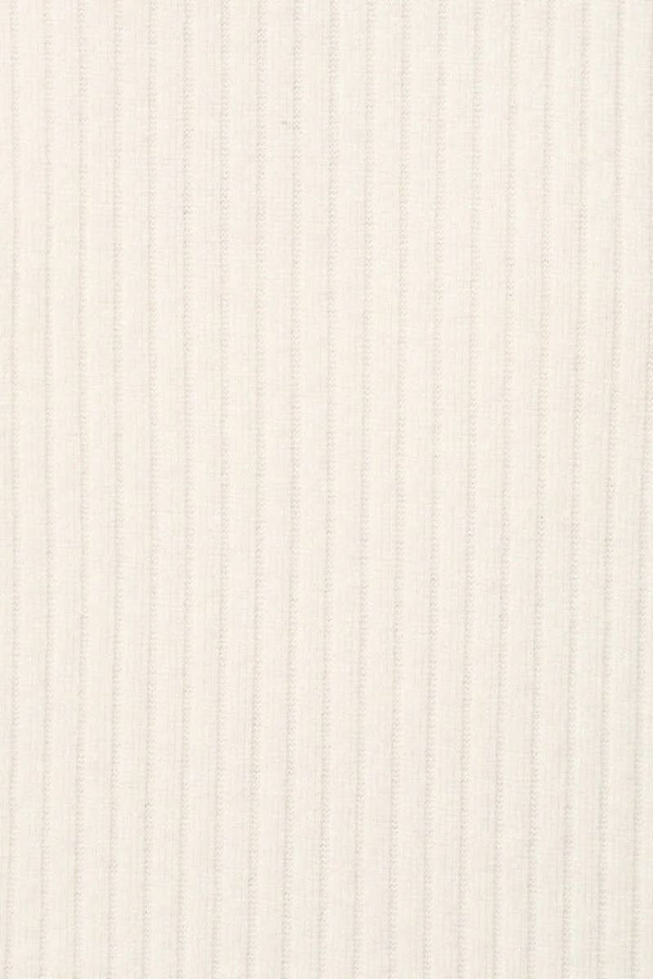 Tissu en jersey côtelé blanc, décoré de fines rayures verticales pour un effet élégant et texturé.