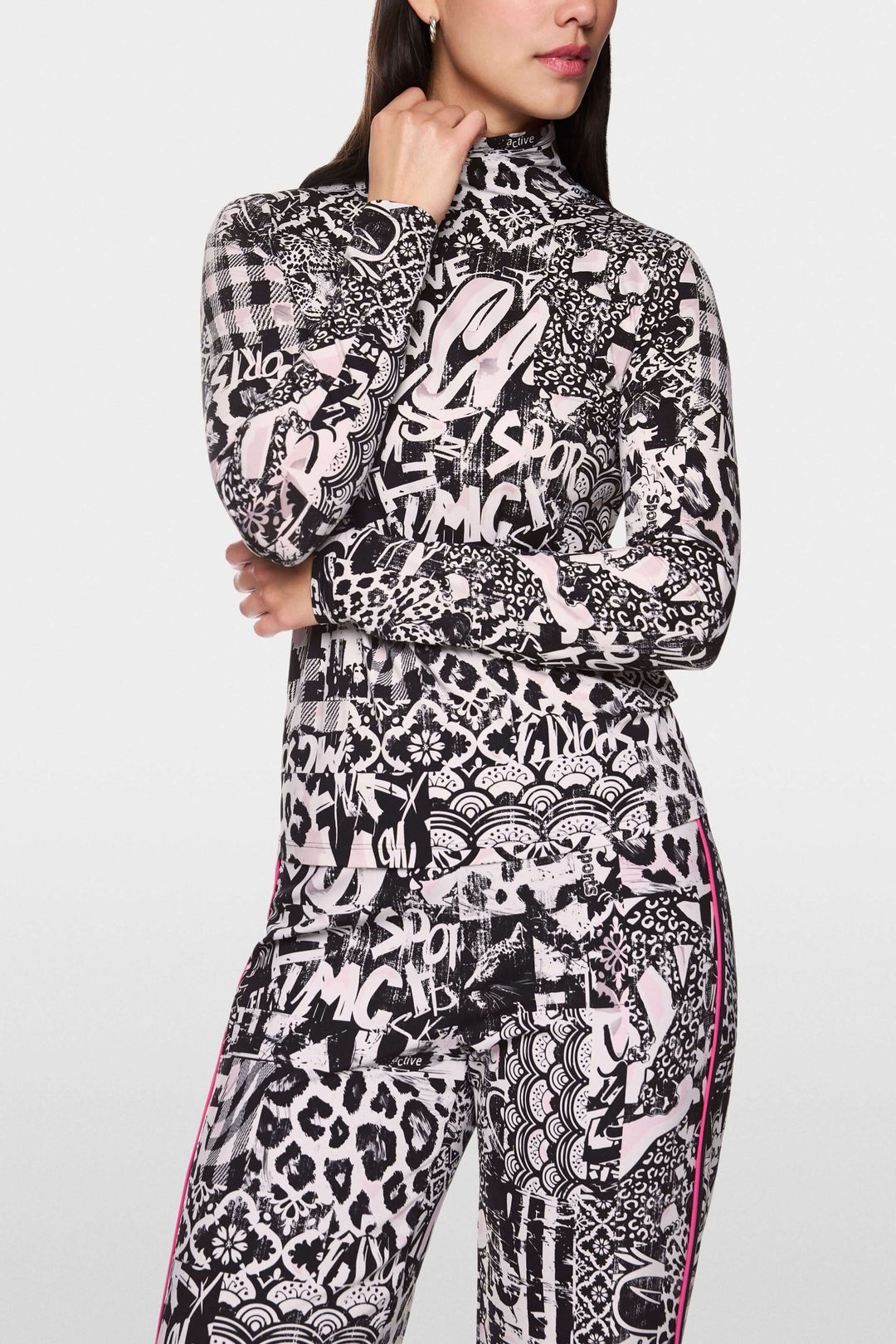 Col roulé imprimé tendance avec motifs graphiques audacieux, coupe ajustée et tissu extensible.