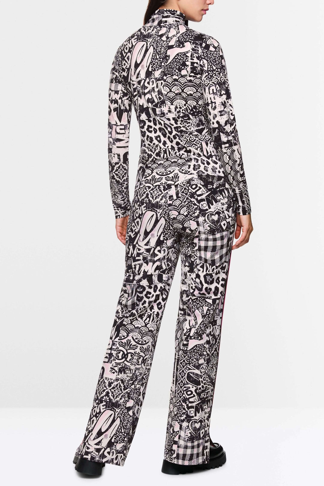 Col roulé imprimé noir et blanc avec motifs graphiques, vue arrière, style moderne et coupe ajustée.