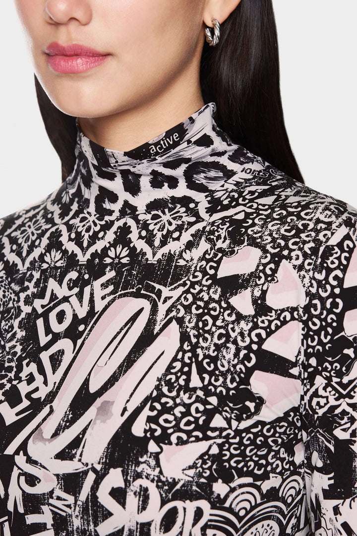 Col roulé imprimé avec motifs graphiques modernes, coupe ajustée et tissu extensible, style tendance.