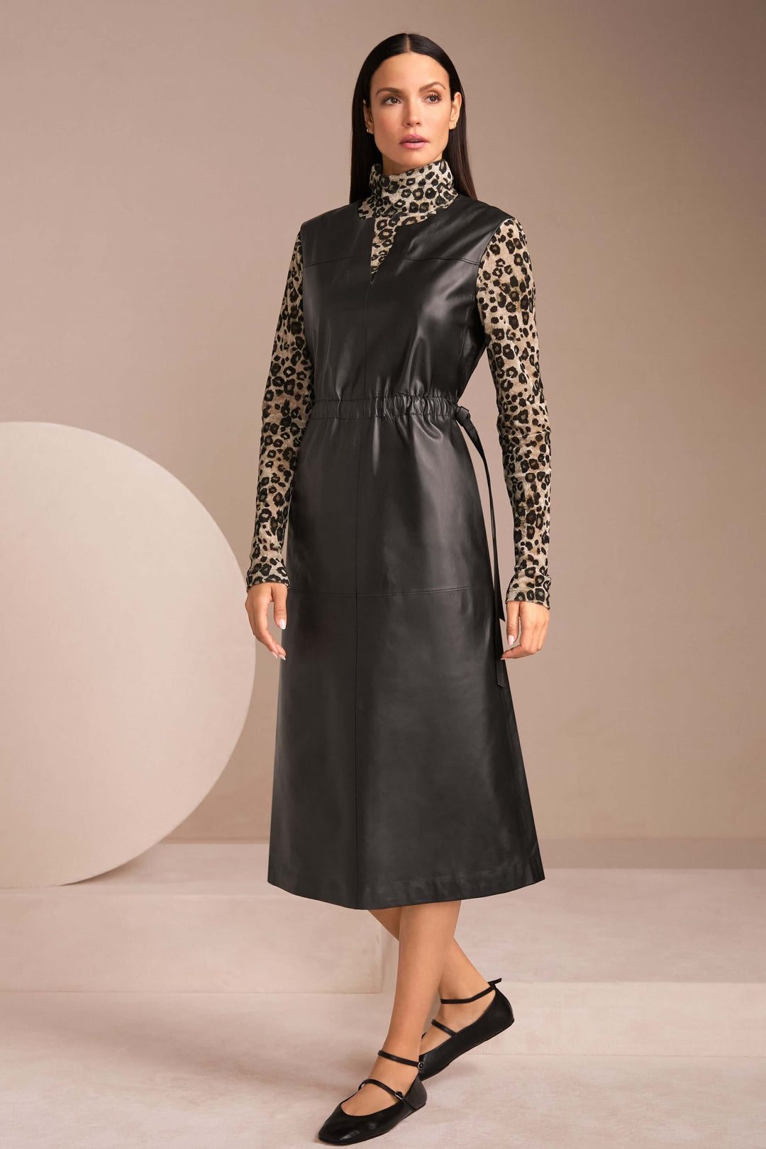 Robe en cuir noir avec col roulé léopard, style élégant et ajusté, idéale pour une tenue chic.