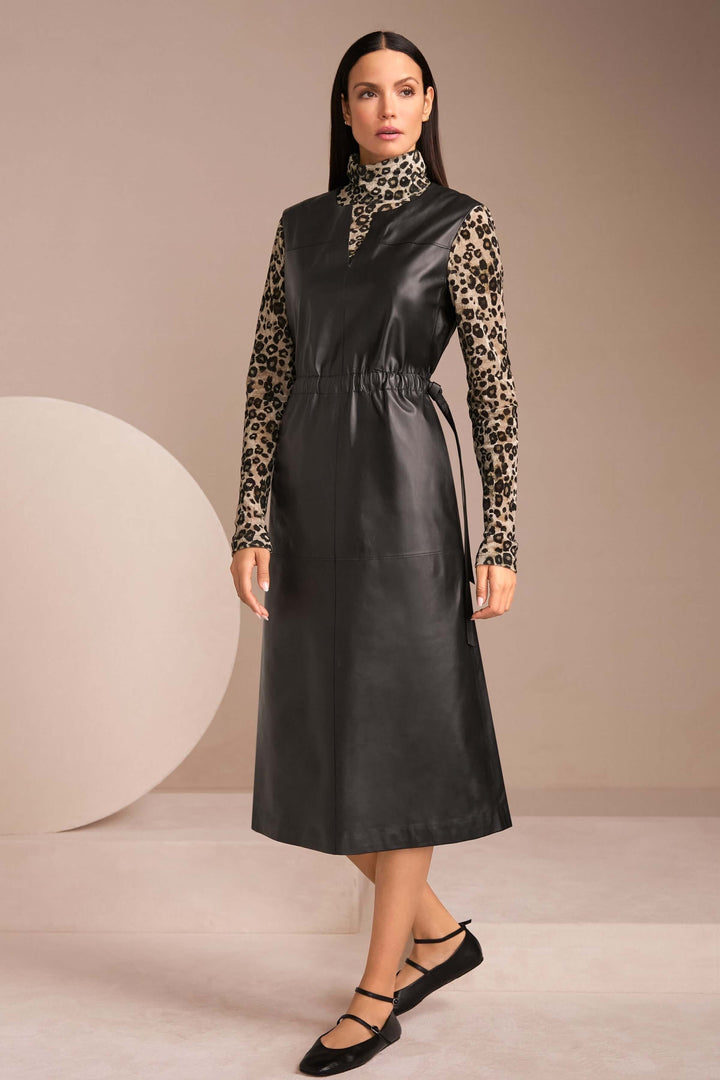 Robe en cuir noir avec col roulé léopard, style élégant et ajusté, idéale pour une tenue chic.