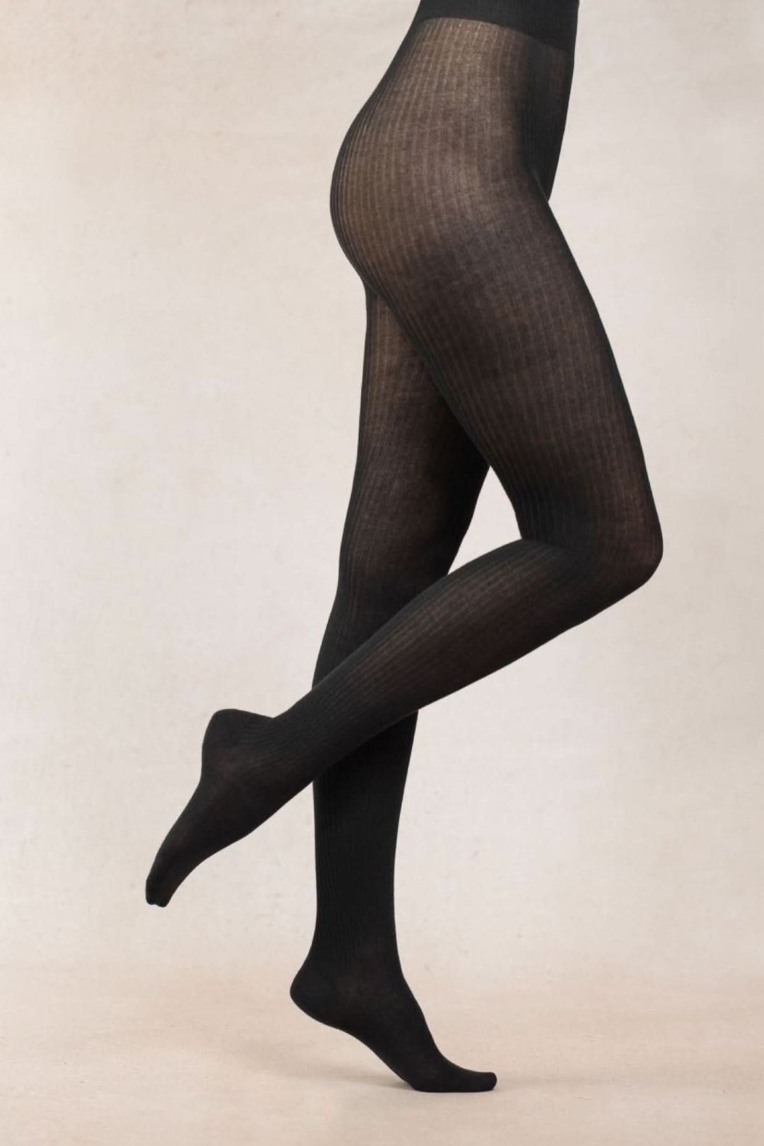 Collant à côtes en Modal et Cachemire, montrant une jambe pour un look élégant et confortable.