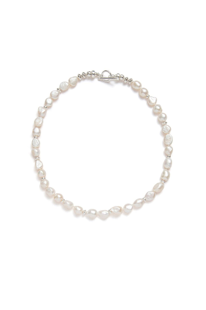 Collier élégant en perles d'eau douce, disponible en argent 925. Style polyvalent avec fermoir en T.
