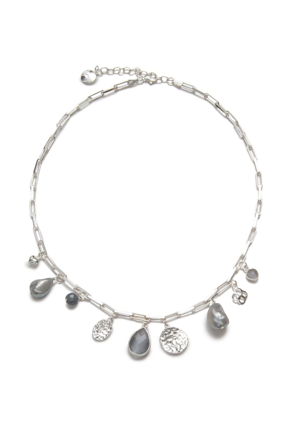 Collier en argent avec breloques variées, perles d'eau douce grises, et pendentif en quartz gris de la collection Happy In Grey.