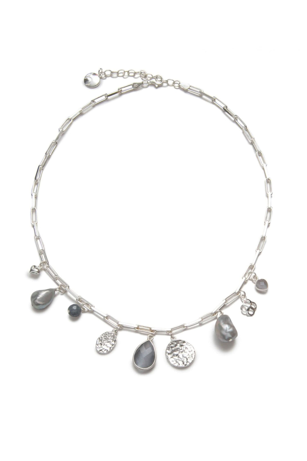 Collier en argent avec breloques variées, perles d'eau douce grises, et pendentif en quartz gris de la collection Happy In Grey.
