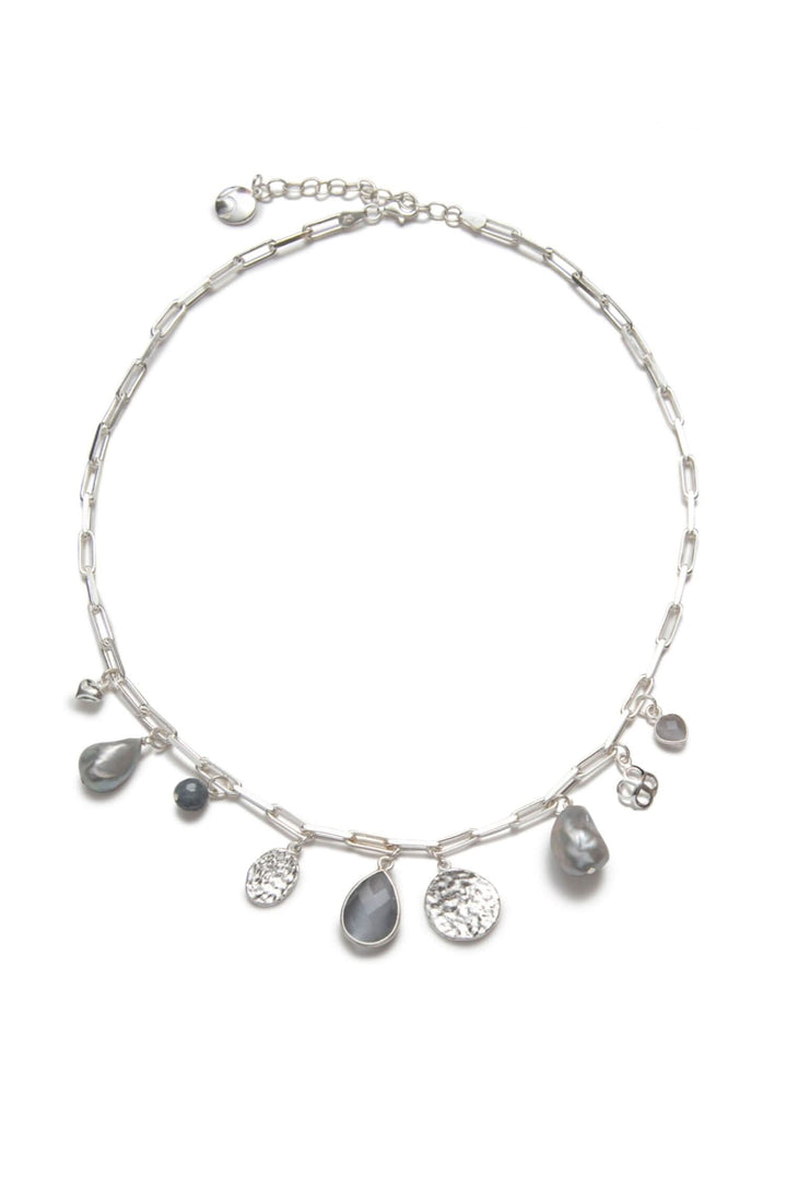 Collier en argent avec breloques variées, perles d'eau douce grises, et pendentif en quartz gris de la collection Happy In Grey.