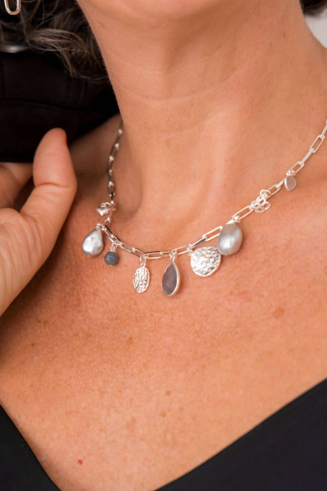 Collier en argent de la collection Happy in Grey avec breloques variées et pendentif en quartz gris.