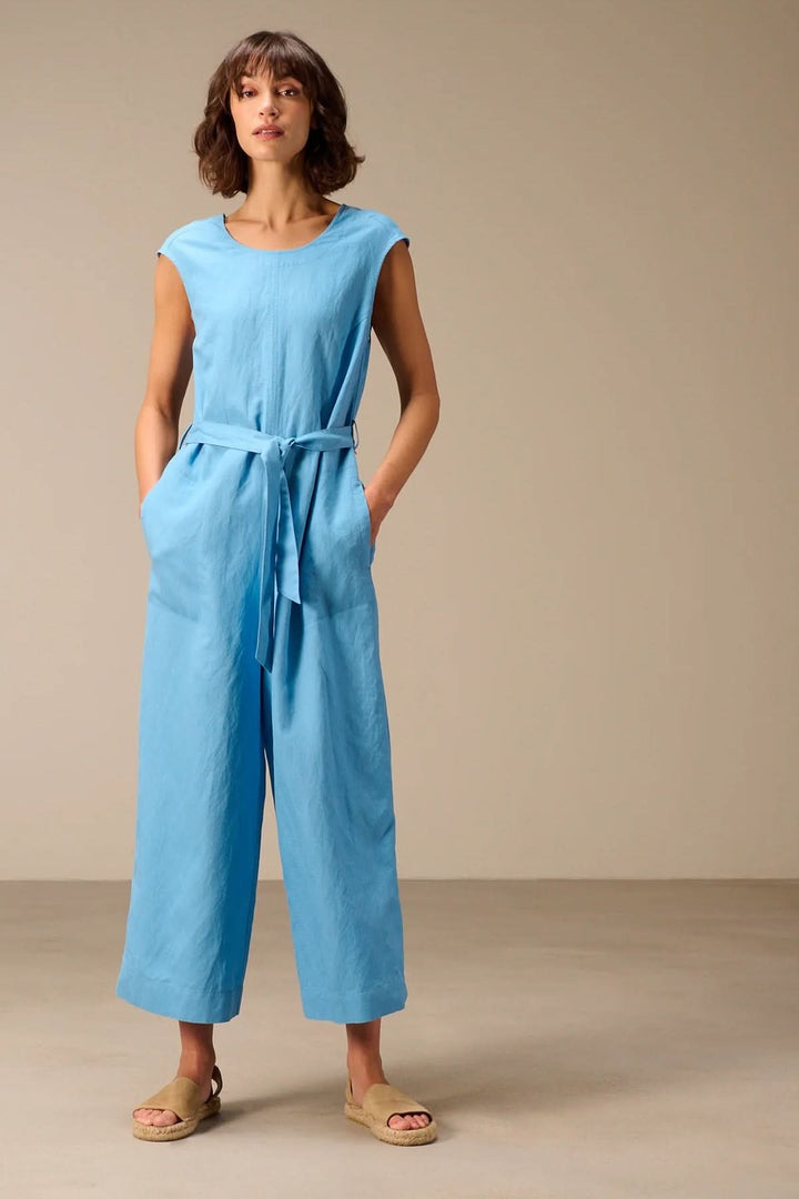 Combinaison sans manches avec ceinture à nouer en tissu léger bleu, idéale pour l&