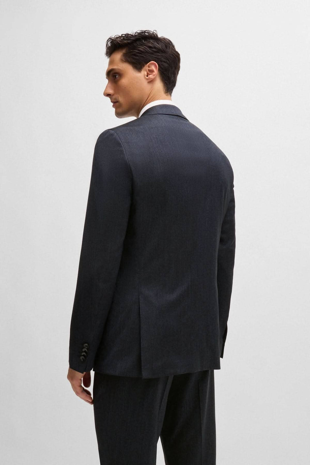 Complet à micro-motifs, veste structurée vue de dos, élégant et moderne.