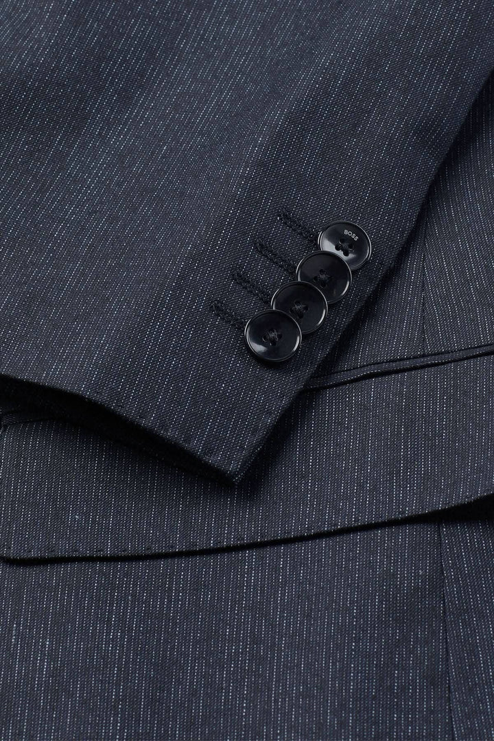 Complet à micro-motifs noir avec boutons élégants sur la manche, parfait pour une tenue professionnelle.