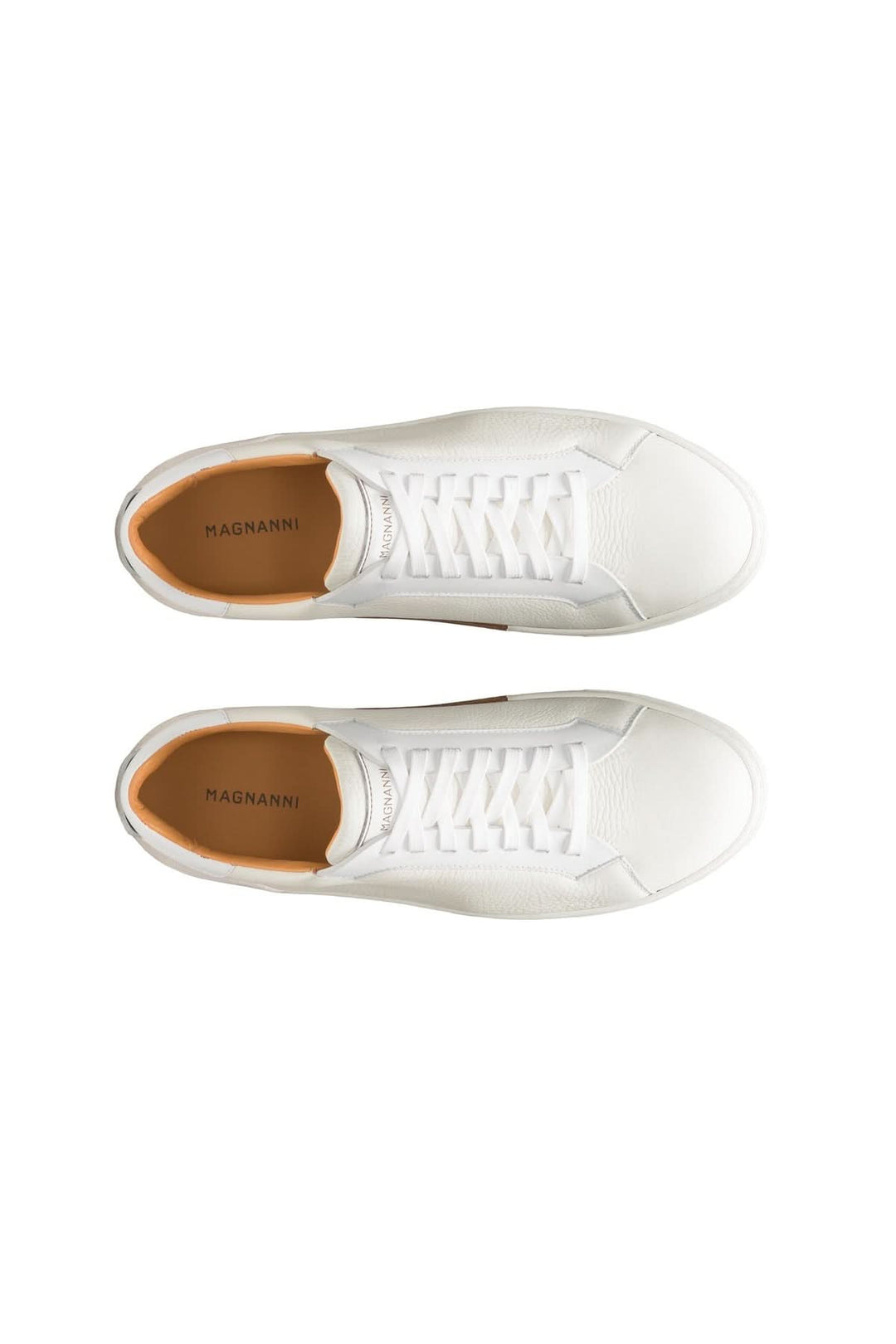 Espadrille Amadeo en cuir blanc, vue de dessus, soulignant le design luxueux et les finitions artisanales, par Magnanni.
