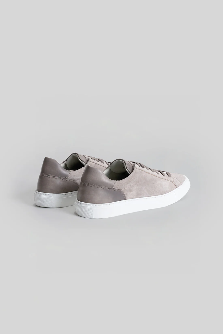 Espadrille Huberto en suede, élégante et moderne, vue de côté. Fabriquée en Italie, souple, durable, avec semelle cupsole.