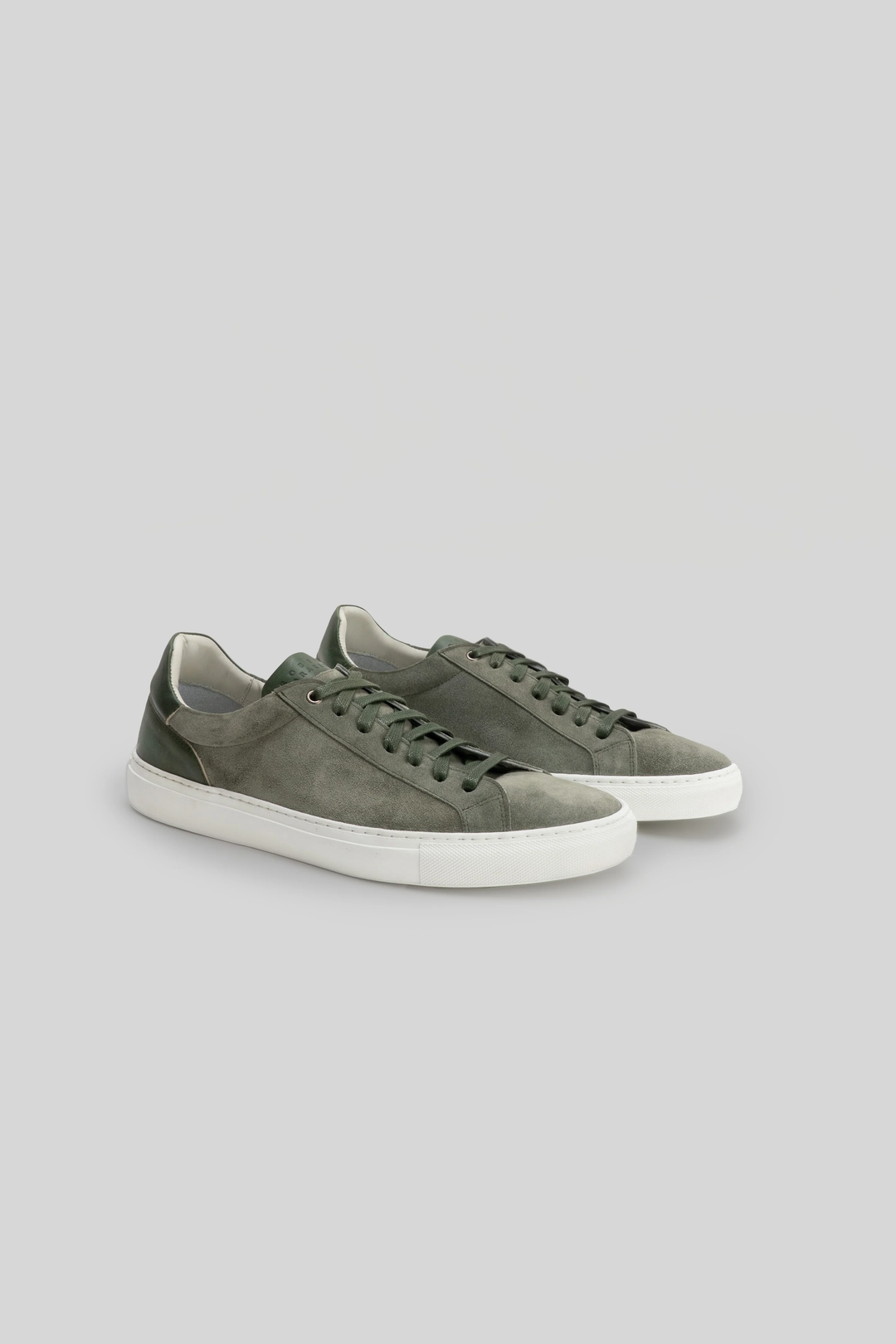 Espadrille Huberto en suede avec silhouette moderne, semelle cupsole cousue, doublure cuir, et semelle intérieure EVA.