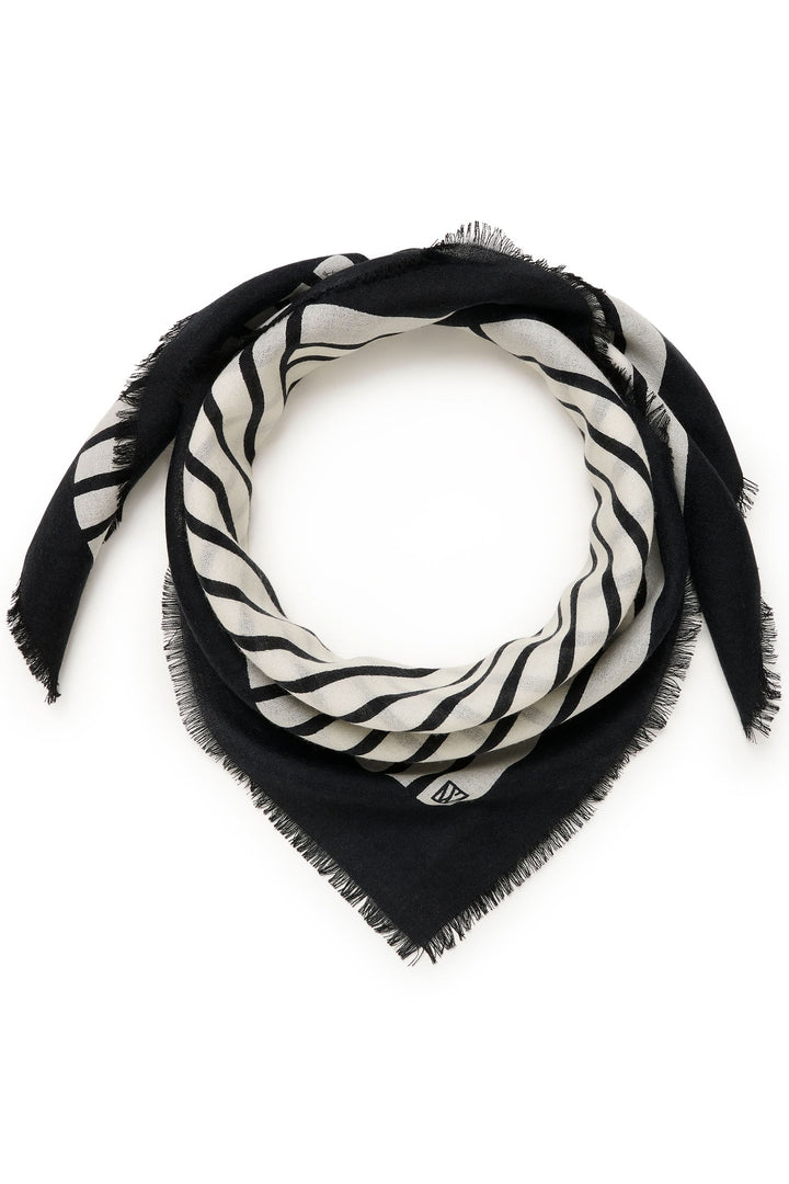 Foulard rayé noir et beige, léger et doux, avec franges, pour un style graphique et élégant.