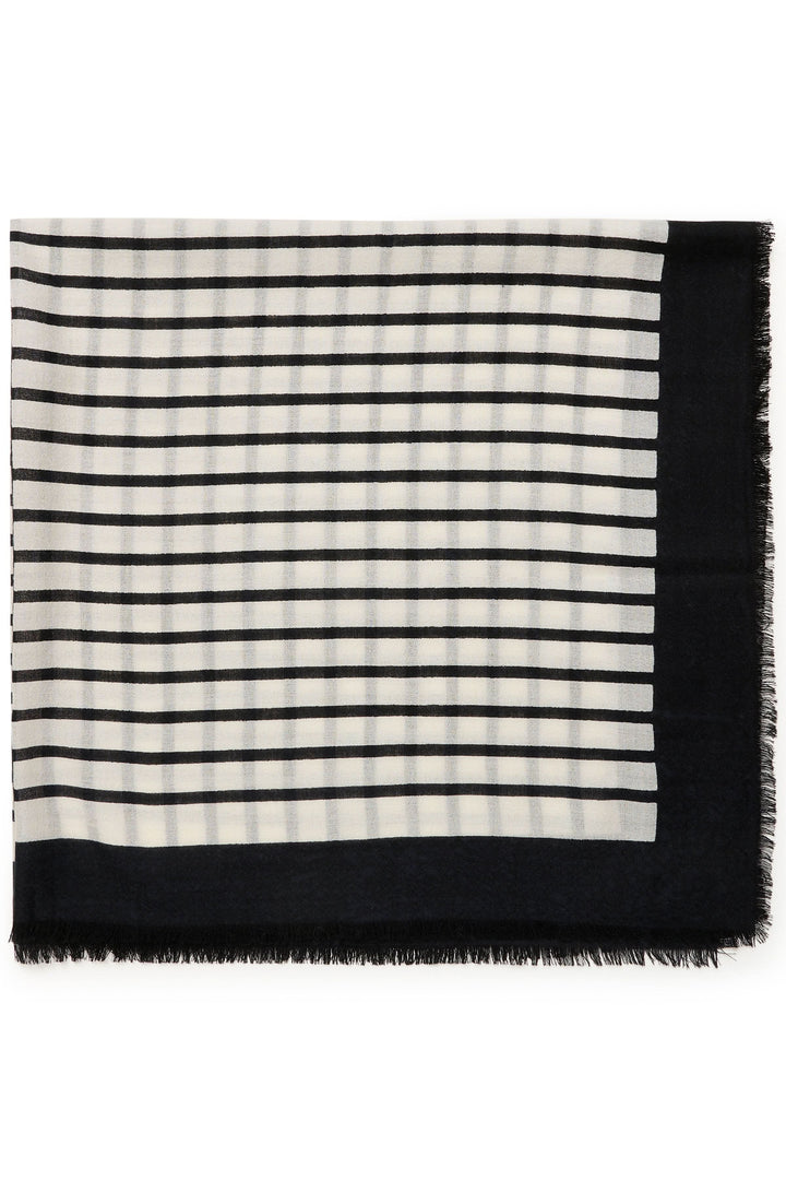 Foulard rayé léger et doux, motif graphique noir et blanc avec franges discrètes, parfait pour un look élégant.