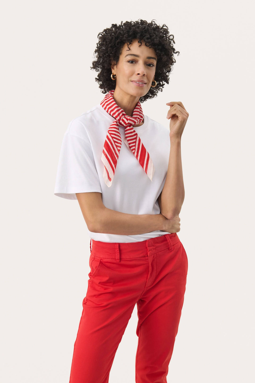 Foulard Phi élégant et léger porté avec un t-shirt blanc et un pantalon rouge, ajoutant une touche de couleur.
