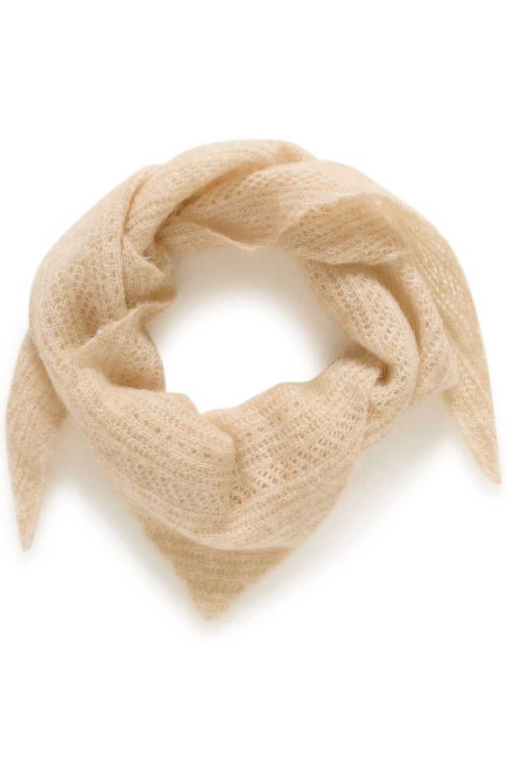 Foulard Sizze en tricot léger beige, format étroit, finition effilée, idéal pour un look raffiné et minimaliste.