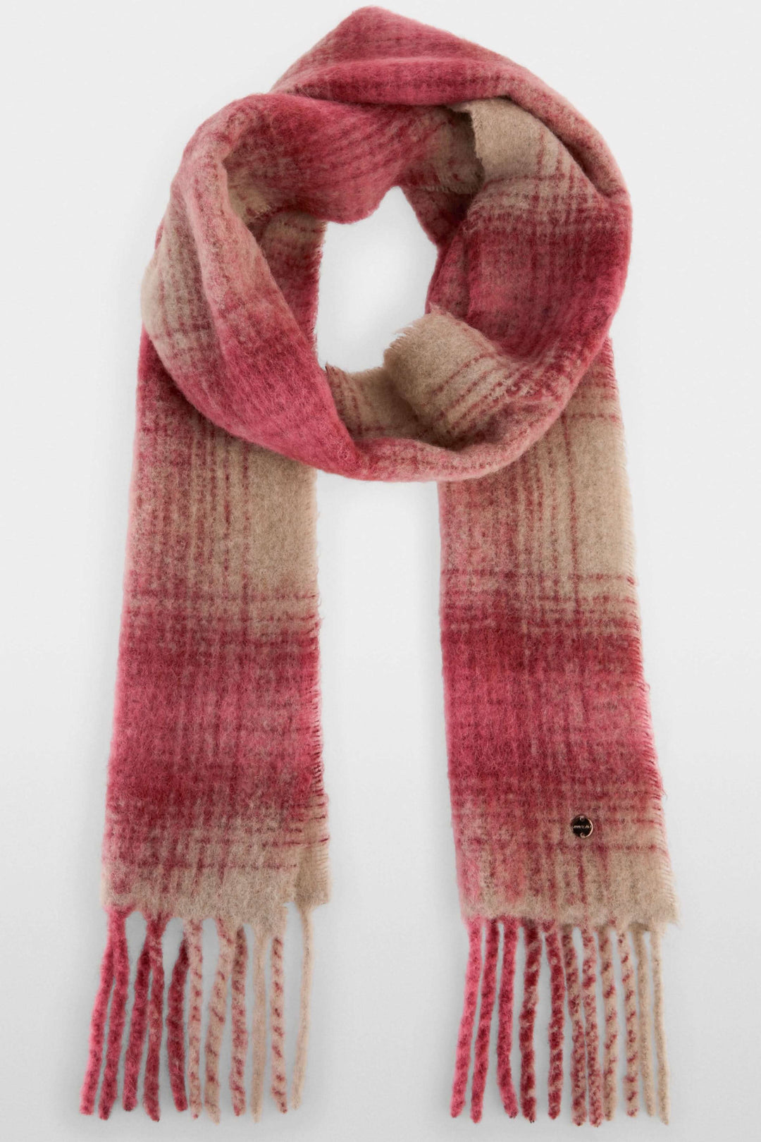 Foulard à carreaux en rose et beige avec texture douce et franges, parfait pour l'hiver.