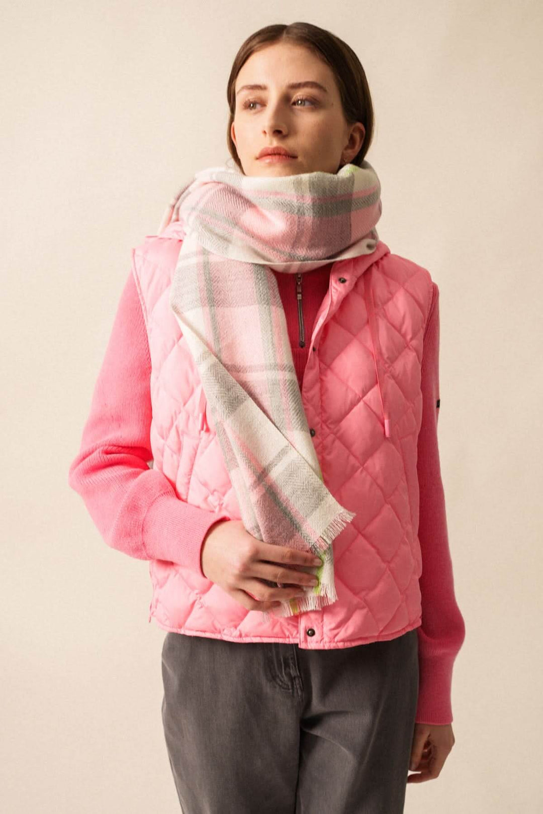 Foulard à carreaux doux et enveloppant avec motif classique et finition frangée, porté par modèle sur fond neutre.