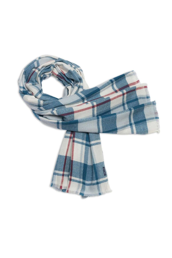 Foulard à carreaux doux et enveloppant avec motif classique, finition frangée et texture moelleuse pour looks automnaux et hivernaux.