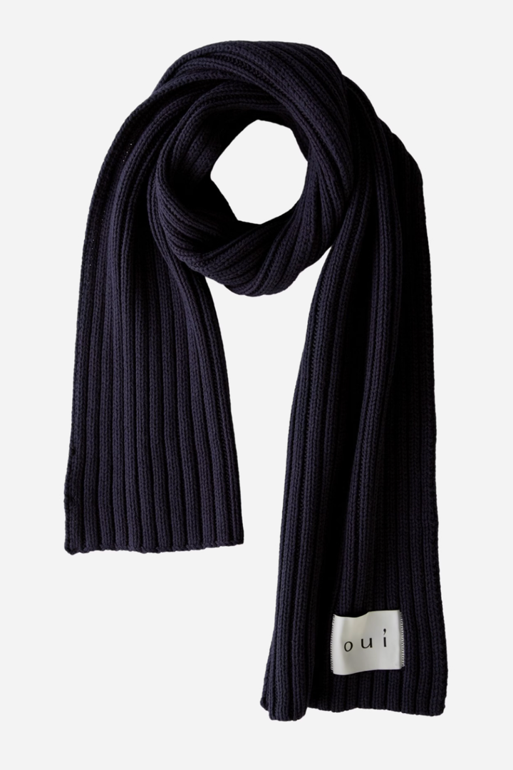 Foulard côtelé en tricot doux, sportivement élégant, ajoutant volume et confort à vos tenues.