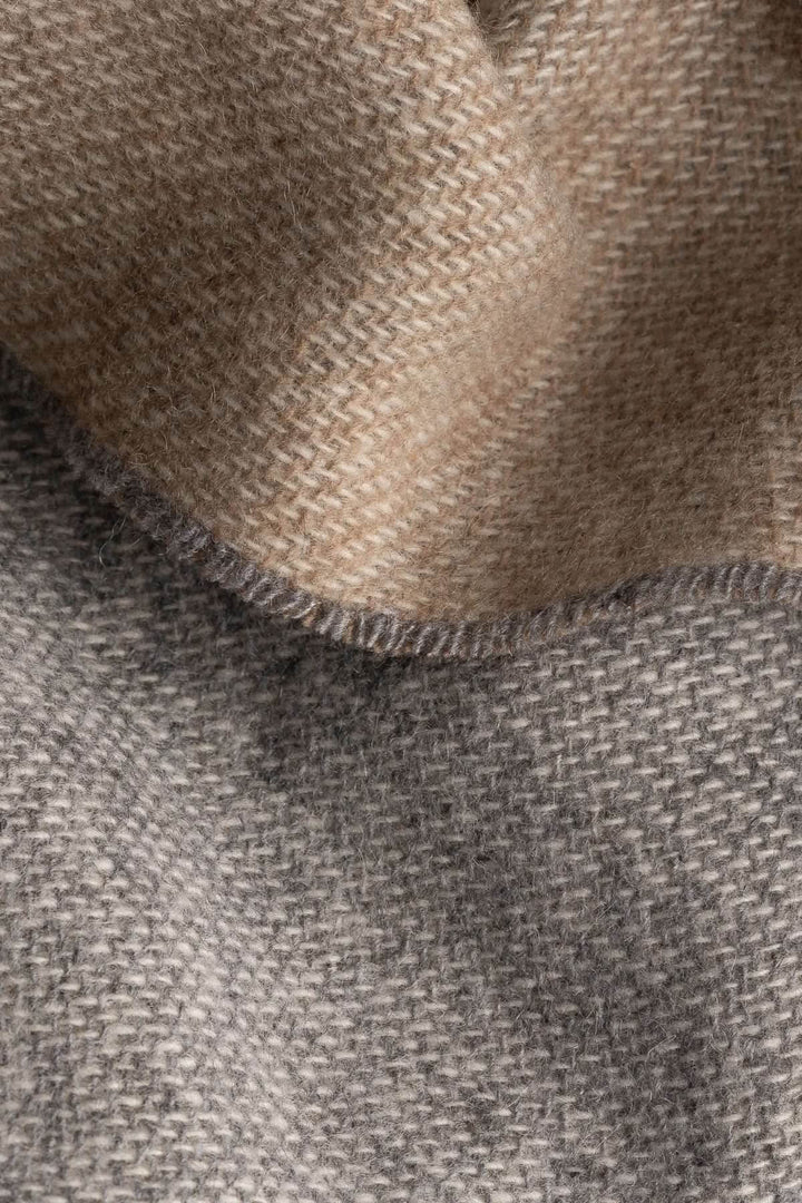 Échantillon de tissu en cachemire uni, doux et respirant, parfait pour une écharpe élégante.