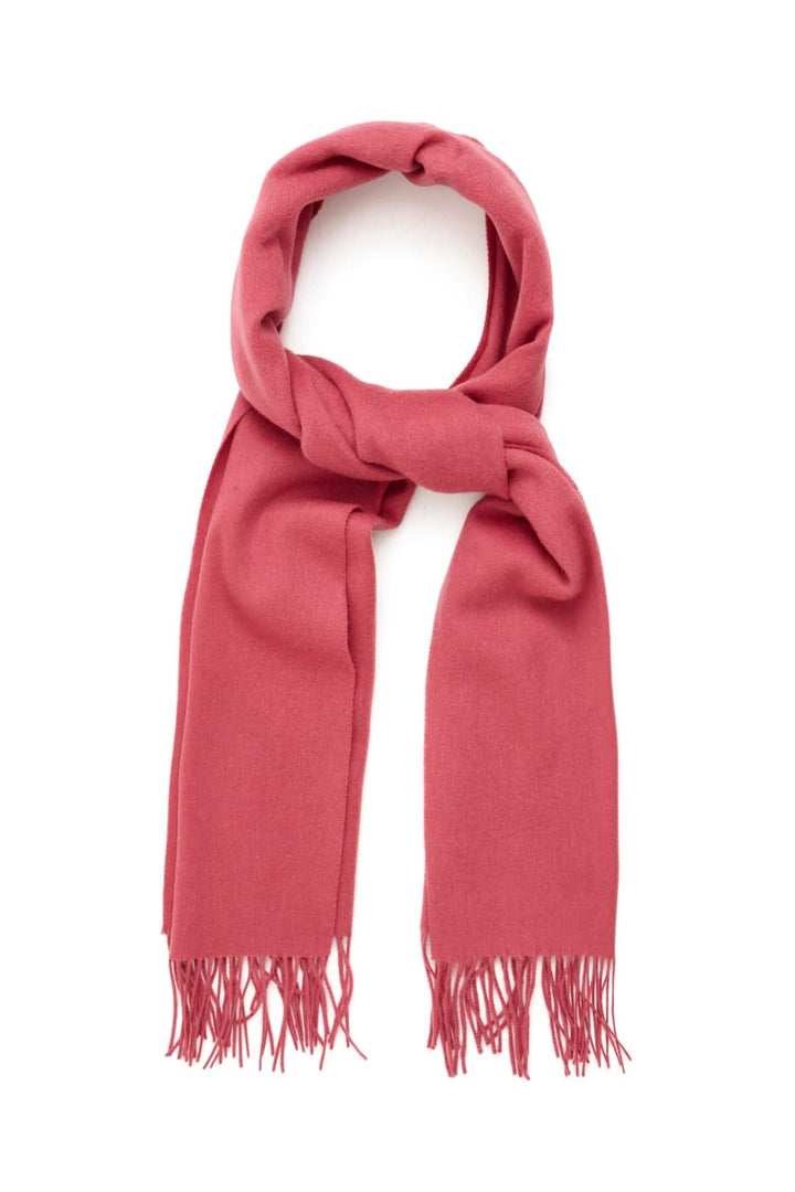 Foulard en laine rose avec franges, idéal pour ajouter de la couleur et de la chaleur à vos tenues d'hiver.