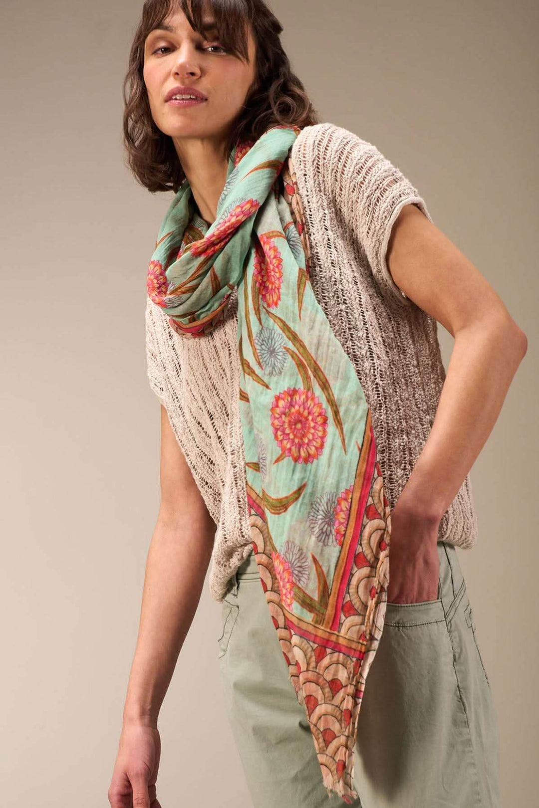 Foulard imprimé en coton bio, drapé élégamment autour du cou, ajoutant une touche sophistiquée à la tenue.