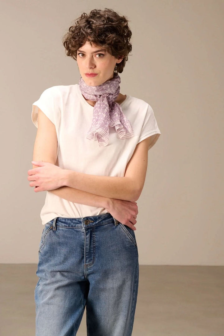 Foulard léger imprimé porté autour du cou pour un look moderne, élégant et structuré, tissu délicat, 30 x 180 cm.