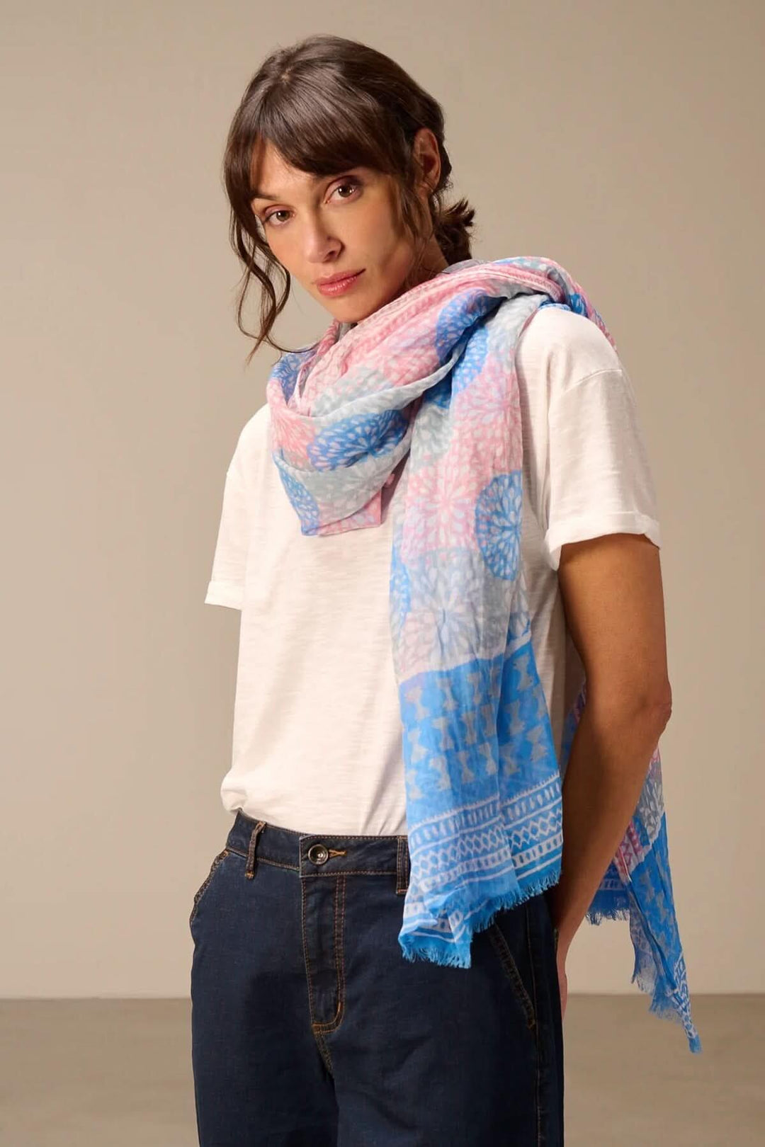 Foulard léger à imprimé noué autour du cou d&