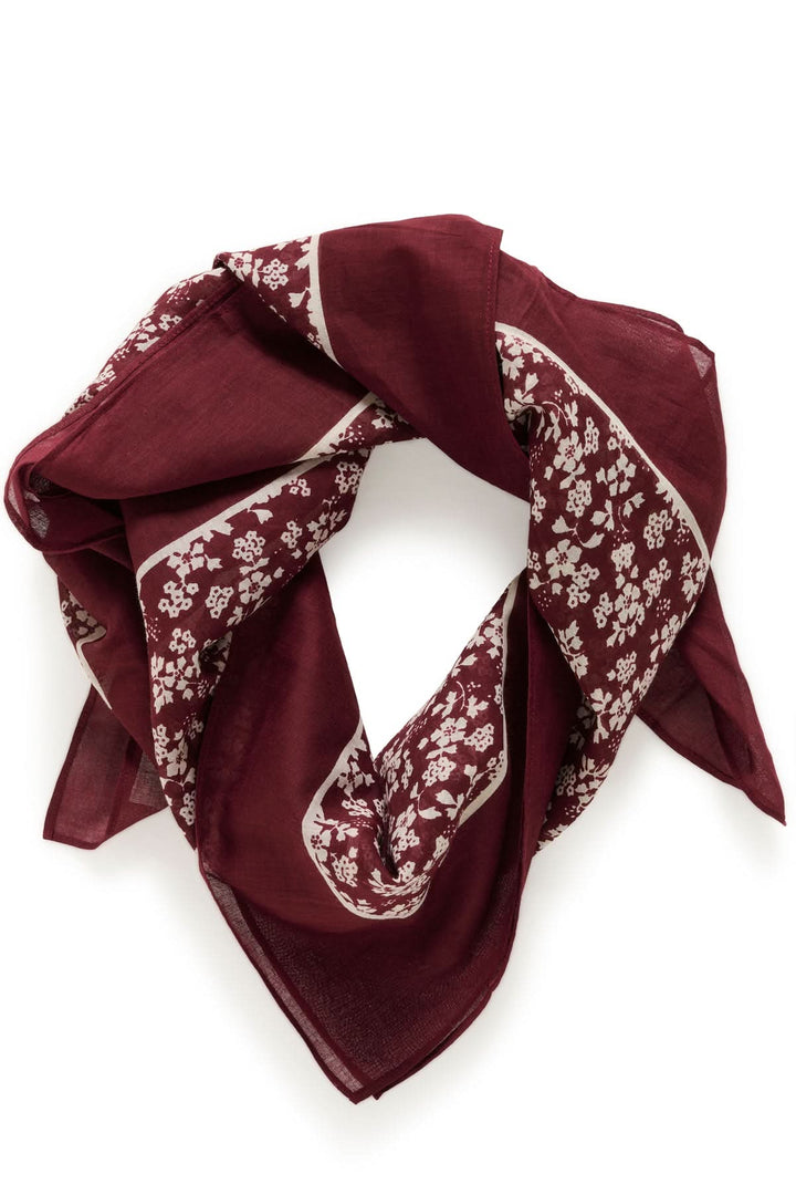 Foulard à motif fleuri Loui en bordeaux, imprimé floral délicat, bordure contrastante, format carré, ajout sophistiqué à toute tenue.