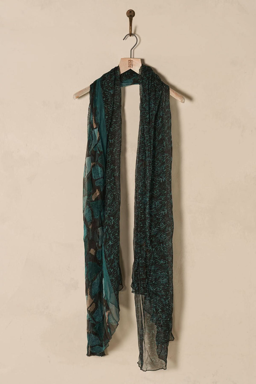 Foulard paréo en soie avec imprimé élégant, parfait pour un look estival chic et polyvalent.