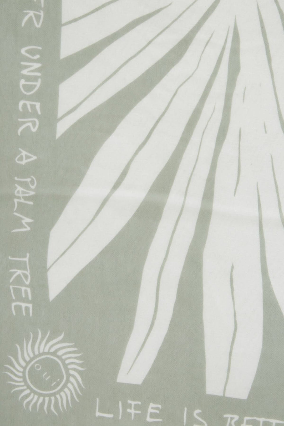 Foulard rectangulaire léger avec imprimé palmier et inscriptions inspirantes, parfait pour les looks décontractés.