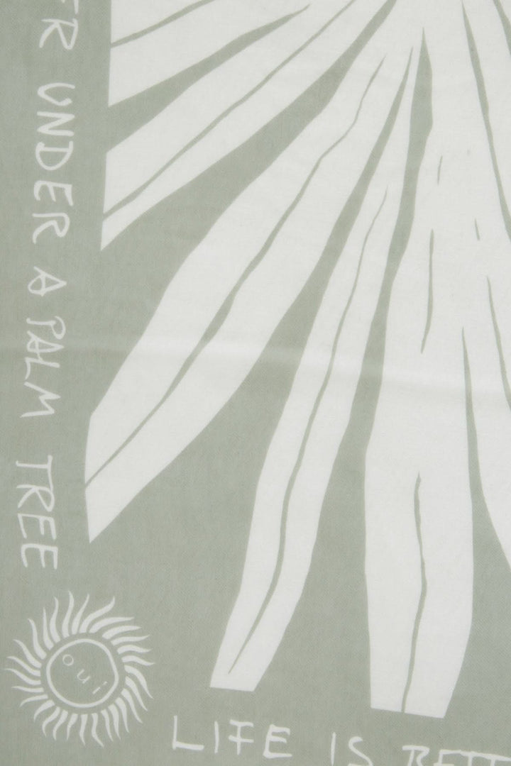 Foulard rectangulaire léger avec imprimé palmier et inscriptions inspirantes, parfait pour les looks décontractés.