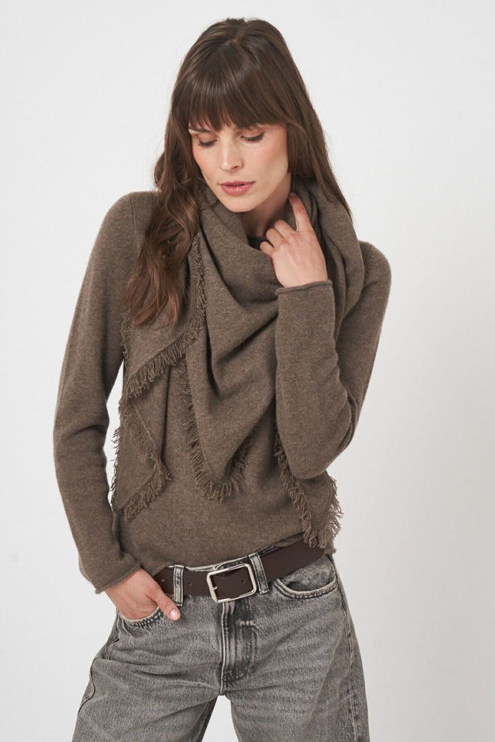 Foulard triangulaire en maille douce avec franges, porté autour du cou, style décontracté et élégant.