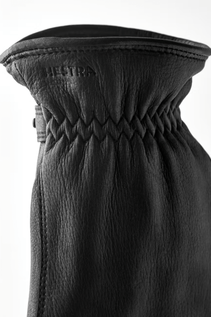 Gants en cuir Burensvik avec bracelet ajustable en cuir, offrant chaleur et confort. Détails en peau de cerf.