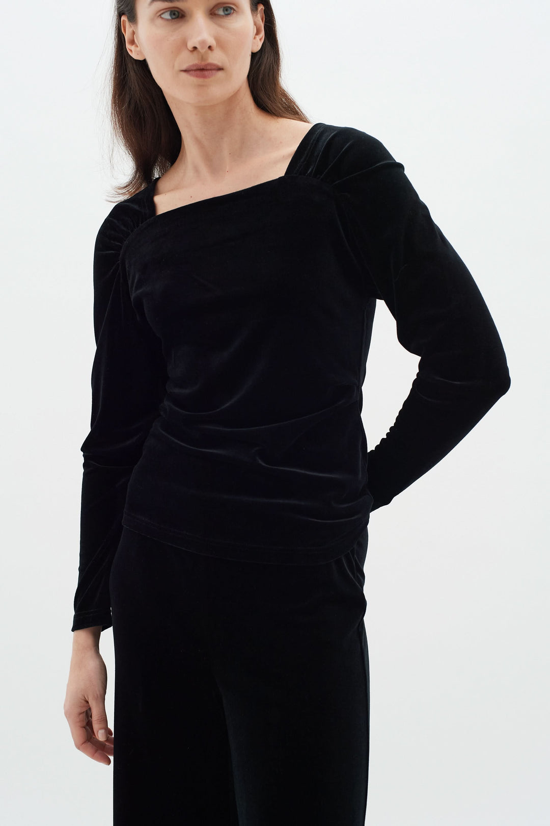 Haut BRYNN en velours noir, col carré et épaules froncées, style élégant pour occasions habillées.