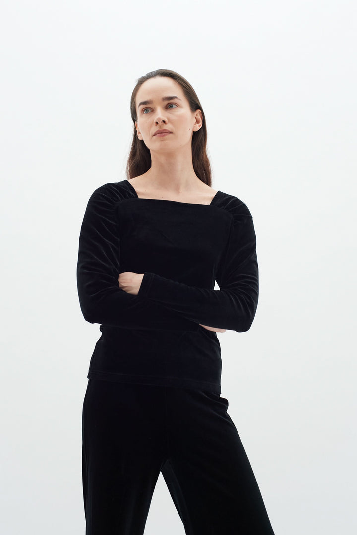 Haut BRYNN en velours noir avec col carré et épaules froncées, parfait pour des occasions habillées.