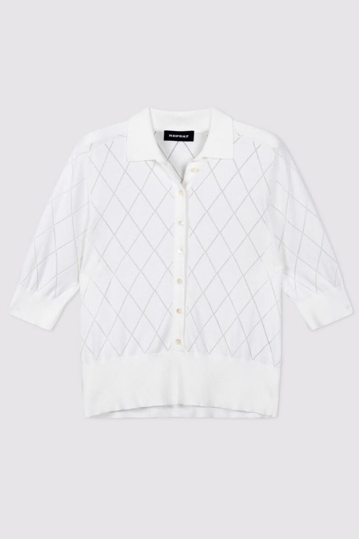 Haut en maille ajourée boutonné blanc avec motif géométrique, col chemise et manches courtes, style élégant et moderne.