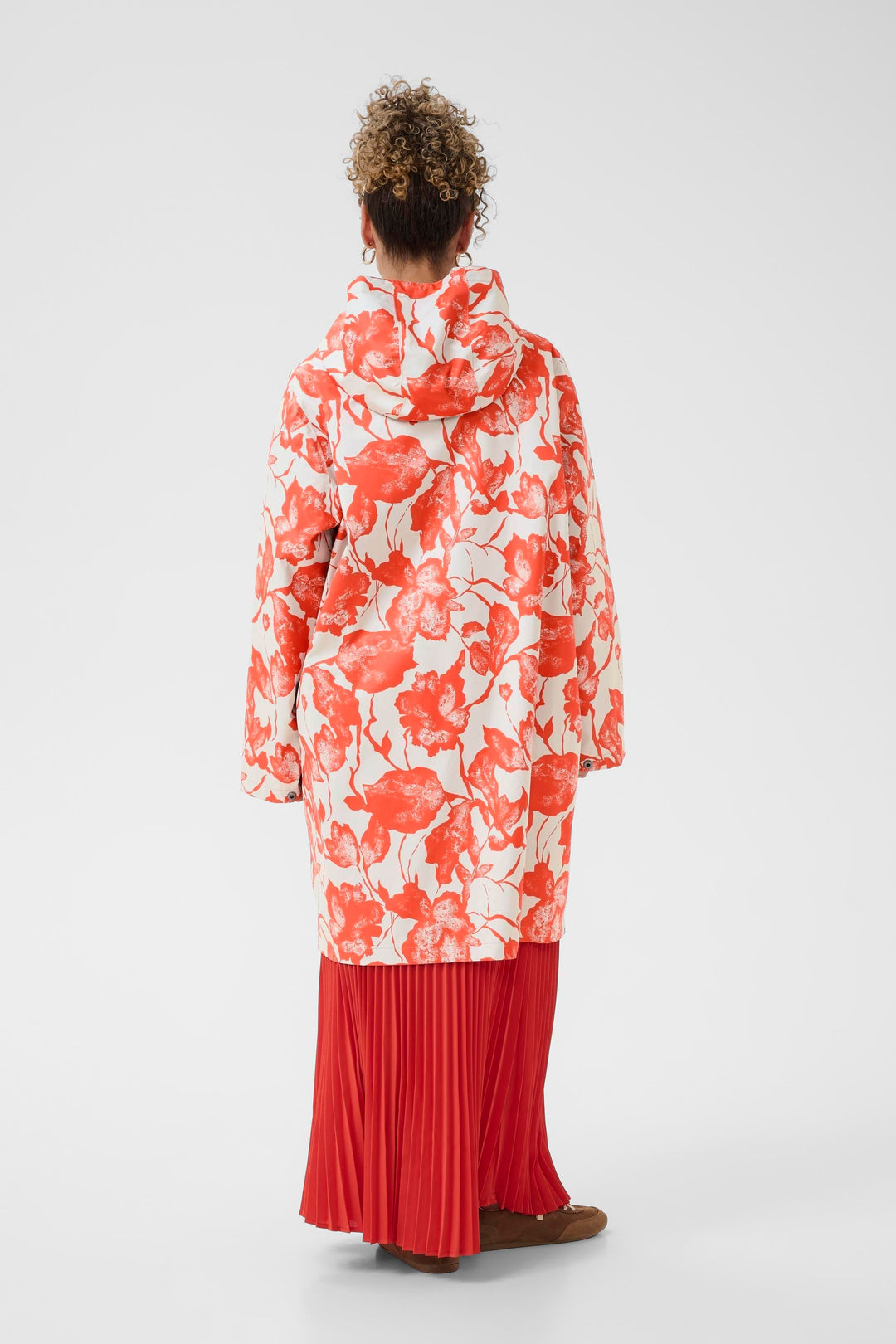 Imperméable Olif à motif floral expressif, coupe droite sous le genou, vue de dos, élégance moderne pour jours pluvieux.